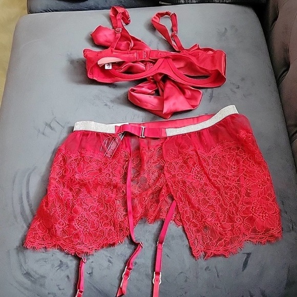 Victoria's secret red lingerie set. Garter skirt XS Small, Small bow bra. - Picture 6 of 10
